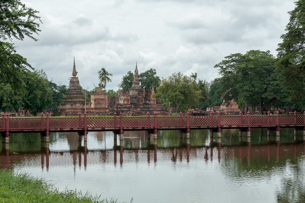 Pont du Wat Traphang Ngoen Phra Pont menant à de l'Ubosot du Wat Traphang Ngoen Phra, dans le parc historique de Sukhothai