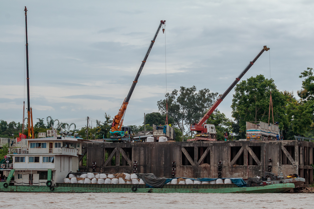 Chargement de navires Chargement de fret sur le Mékong