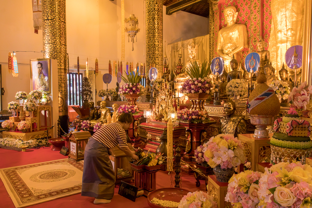 Priére dans un temple Femme priant dans le Wat Phan Tao à Chiang Mai