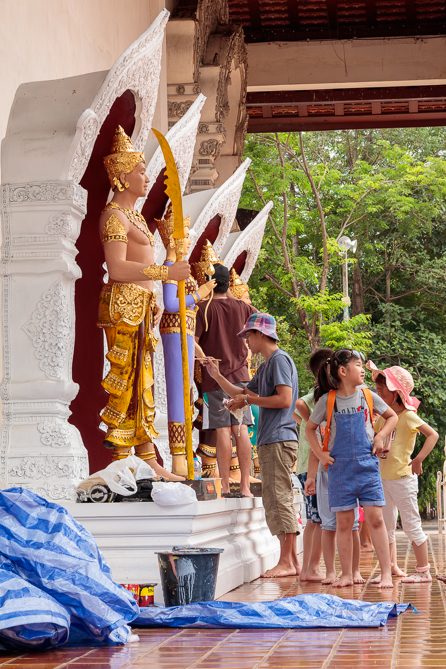 Restauration de statues Restauration des statues à l'entrée du Wat Chedi Luang