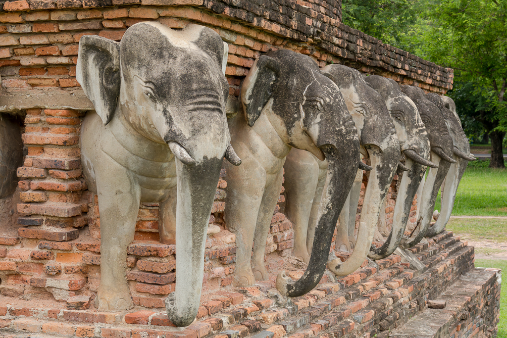 Les éléphants du Wat Sorasak Sculpture d'éléphants en pierre du Wat Sorasak dans le parc historique Sukhothai