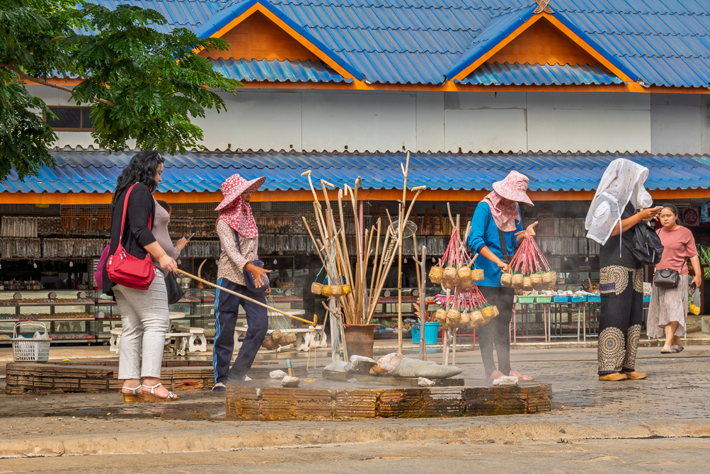 Cuisson des oeufs à Mae Khachan Cuisson des oeufs dans la sources chaude de Mae Khachan