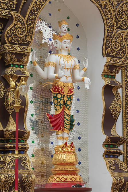 Statue de Brahma Statue blanche à quatre visages de la divinité hindoue Brahma au Wat Saen Muang Ma Luang