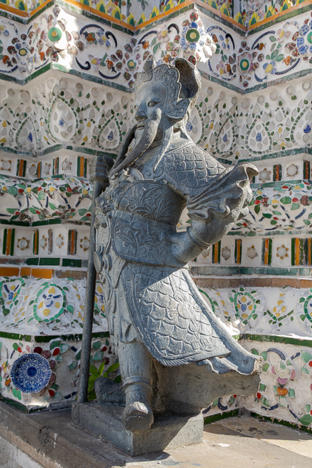 Statue de soldat chinois Statue de soldat chinois, au Temple de l'aube (Wat Arun) à Bangkok,