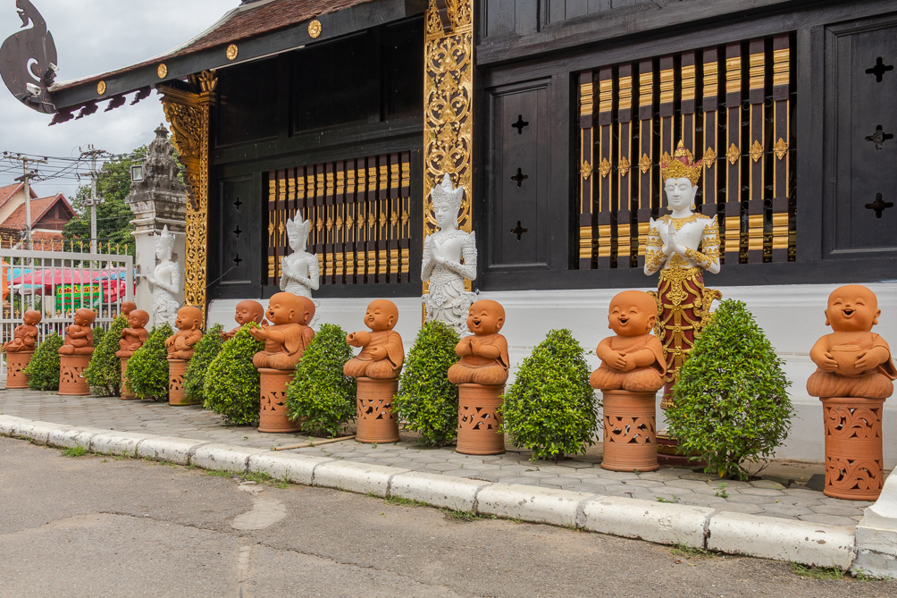 Statues de Bouddha Statues de Bouddha en céramique au temple Wat Inthakhin Sadue Muang à Chiang Mai