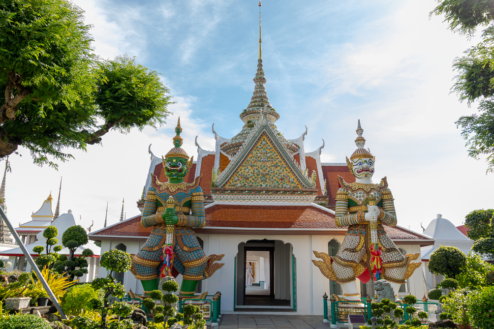 Entrée du temple Wat Arun Deux démons géants gardant l'entrée du temple bouddhiste Wat Arun à Bangkok