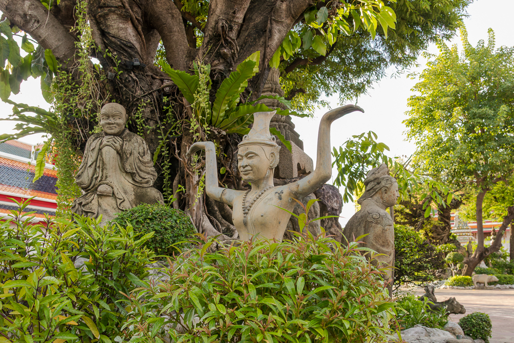 Statues de Wat Pho Statues dans le jardin du temple de Wat Pho à Bangkok