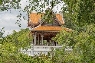 Ancien temple Ancien temple bouddhiste dans le parc Santi Chuai Prakan à Bangkok