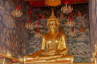 Bouddha effectuant la mudrā Bouddha du Wat Devaraj Kunchon