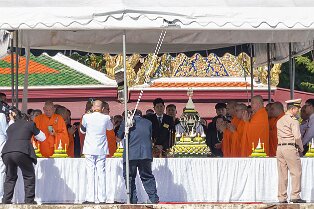 Cérémonie religieuse Cérémonie religieuse au bord du fleuve à Bangkok