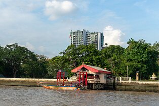 Embarcadère pour les bateaux Embarcadère pour les bateaux traditionnels en bois sur le fleuve Chao Phraya