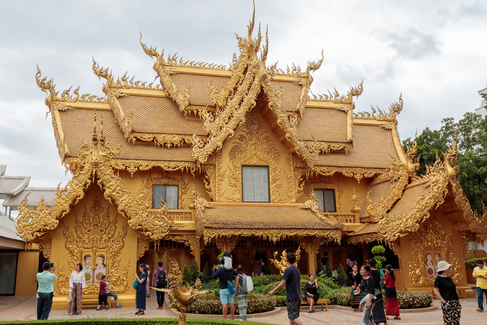 Toilettes du Wat Rong Khun Toilettes dorées du Temple blanc (Wat Rong Khun) a Chiang Rai