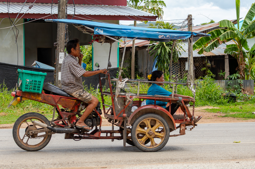 Triporteur Thaï rural La vie rurale cambodgienne près Sukhothai