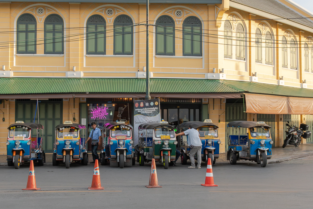 Tuk-tuk en attente de clients Tuk-tuk dans le quartier de Tha Tian à Bangkok
