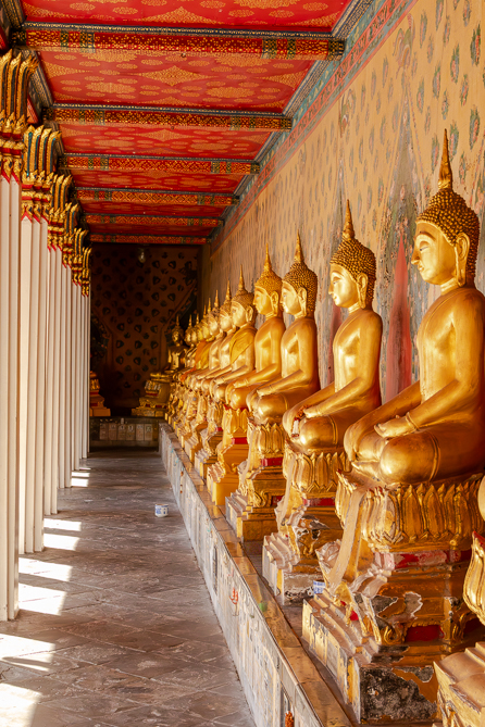 Rangée de statues dorées Rangée de statues dorées au temple Wat Arun à Bangkok