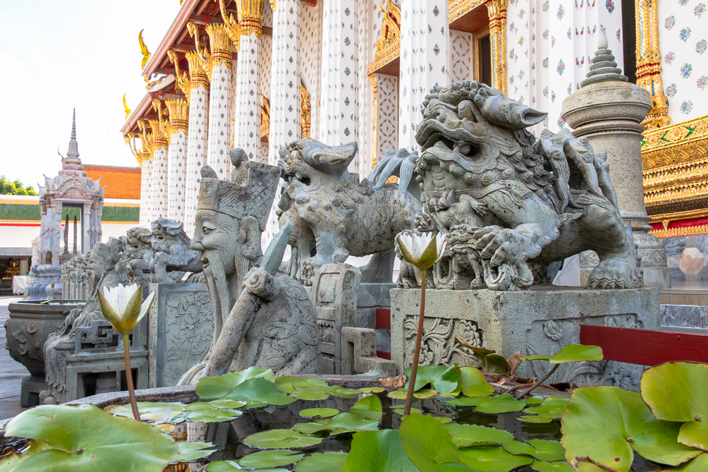 Statues devant le temple Statues en pierre dans le temple Wat Arun à Bangkok