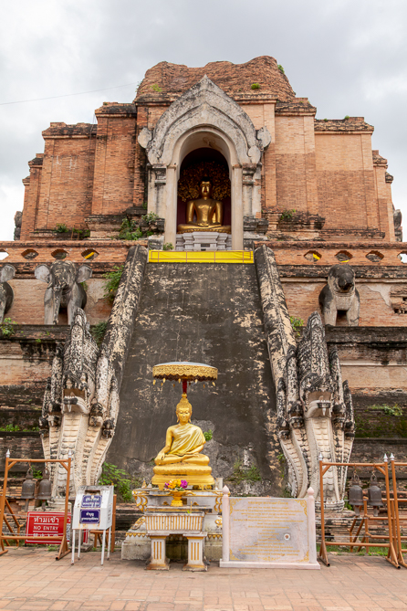 Le Wat Chedi Luang Le temple de Wat Chedi Luang à Chiang Mai