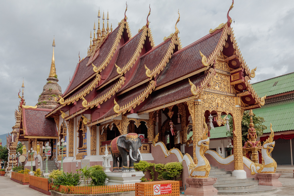 Le Wat Saen Muang Ma Luang Le Wat Saen Muang Ma Luang (Wat Hua Khuang), d'architecture Lanna, situé au cœur de la vieille ville de Chiang Mai