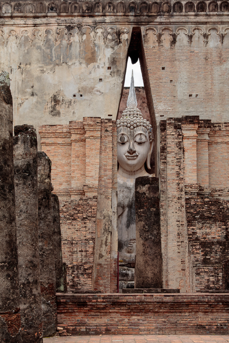 Wat Si Chum Le Wat Si Chum (temple de l’arbre Bodhi) dans le parc historique Sukhothai