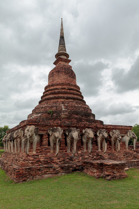 Wat Sorasak Le temple Wat Sorasak dans le parc historique Sukhothai