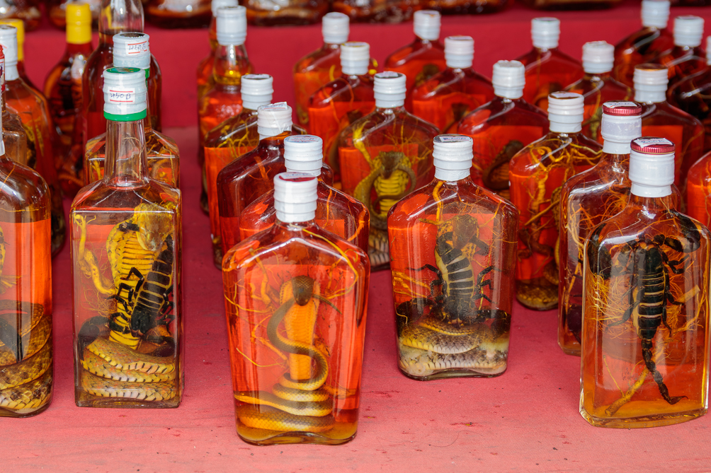 Alcool de serpent et scorpion Whisky laotien avec serpent et scorpion au marché de l'île de Don Sao, au Laos